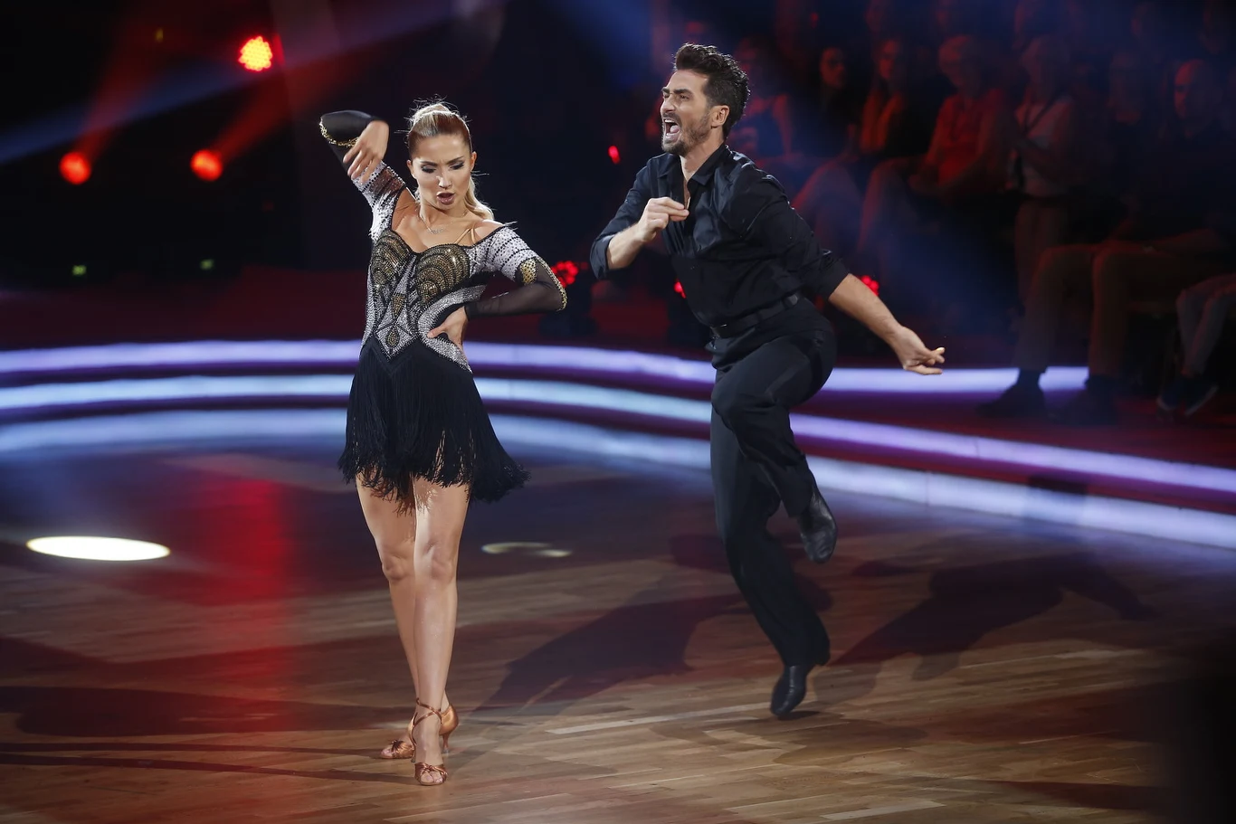 Jako ostatni w premierowym odcinku 4. edycji "Tańca z Gwiazdami" wkroczyli na parkiet Cleo i Jan Kliment. - Trzecia cza-cza dzisiaj i chyba najlepsza. Może się okazać, że słowacka krew lepsza niż kubańska - powiedział Michał Malitowski zwracając uwagę na "wspaniałe obroty" wokalistki. - Wyglądasz pięknie i tańczysz bardzo dobrze - Czarna Mamba też była kontent. Prosiła tylko Klimenta o "większą rytmizację". Jurorzy przyznali parze 36 punktów.