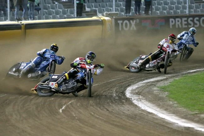 W jednym z biegów jadą: Maciej Janowski (kask czerwony) i Maksym Drabik (niebieski) z Betardu Sparty oraz Janusz Kołodziej (żółty) i Arkadiusz Madej (biały) z Unii W jednym z biegów jadą: Maciej Janowski (kask czerwony) i Maksym Drabik (niebieski) z Betardu Sparty oraz Janusz Kołodziej (żółty) i Arkadiusz Madej (biały) z Unii