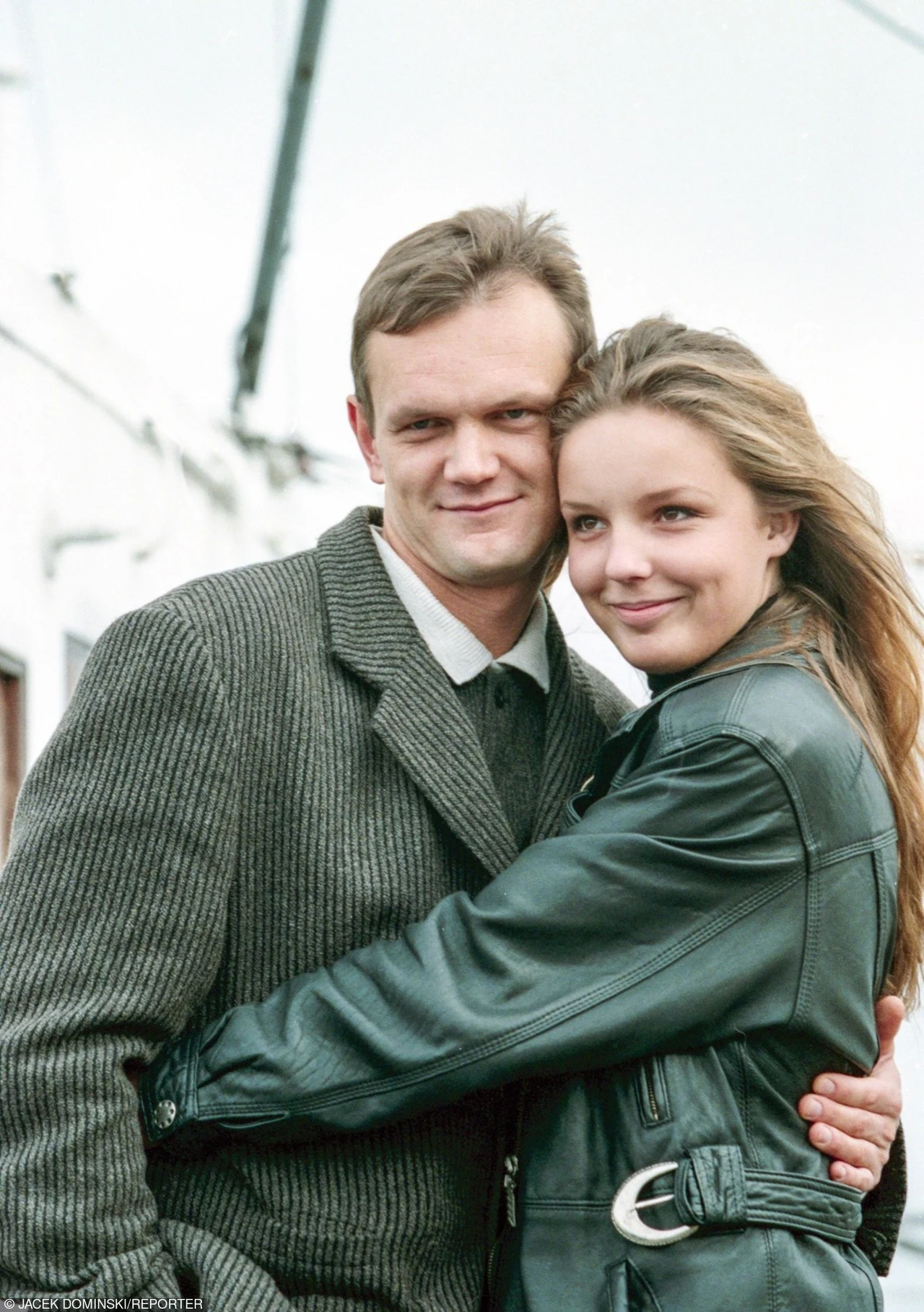 Cezary Pazura w Gdyni, w 1997 roku, pozuje do zdjęć z Agnieszką Włodarczyk, z którą zagrał w "Sarze" Cezary Pazura w Gdyni, w 1997 roku, pozuje do zdjęć z Agnieszką Włodarczyk, z którą zagrał w "Sarze"