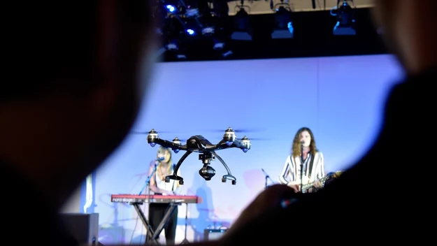 Dron Intela rejestruje koncert Rebecki Minkoff  podczas imprezy New York Fashion Week