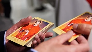 Francuz Francois Audelan rozdaje wiernym obrazki z wizerunkiem ks. Jerzego Popiełuszki