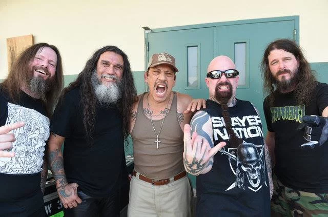 Slayer i Danny Trejo (w środku) na planie teledysku "Repentless"