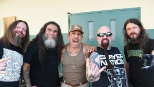 Slayer i Danny Trejo (w środku) na planie teledysku "Repentless"