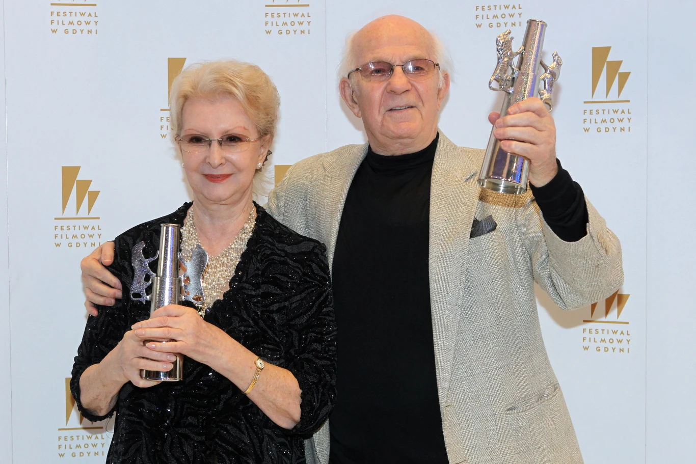 W poniedziałek, 14 września, rozpoczął się jubileuszowy 40. Festiwal Filmowy w Gdyni. Na gali otwarcia, na której obecna była znaczna większość spośród żyjących laureatów imprezy, wręczono nagrodę specjalną - Diamentowe Lwy.

Plebiscyt Diamentowe Lwy miał na celu wyłonienie spośród dotychczasowych laureatów Festiwalu Filmowego w Gdyni ulubieńców publiczności, w czterech kategoriach: najlepszy film, najlepszy aktor, najlepsza aktorka i najlepsza muzyka.

W finałowym etapie widzowie mogli głosować na troje nominowanych w każdej ze wspomnianych kategorii.


 