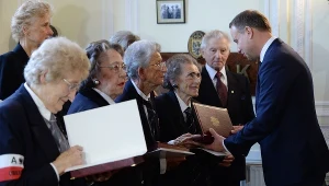 Prezydent Duda wręczył nominacje na wyższe stopnie oficerskie czterem sanitariuszką z Powstania Warszawskiego, od lewej: Halinie Kwiatkowskiej, Marzennie Schejbelt, Marii Stapf i Teresie Tarkowskiej