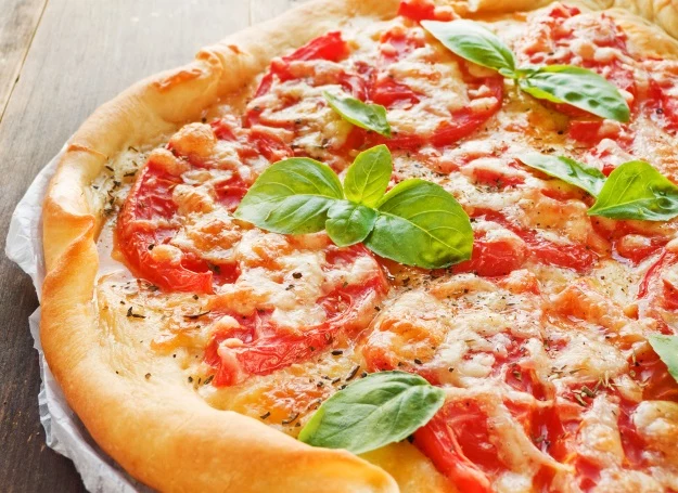 Pizza z serem i pomidorami 