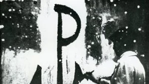 Malowanie znaku Polski Walczącej przez członka Organizacji Małego Sabotażu "Wawer", Fot. NN, Studium Polski Podziemnej w Londynie.