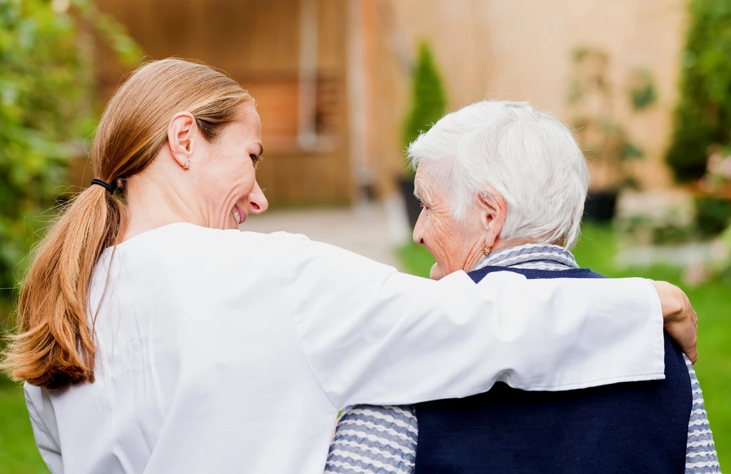 Choroba Alzheimera jest jednym z tzw. schorzeń otępiennych. W efekcie choroby stopniowo zanikają neurony (komórki nerwowe) w mózgu