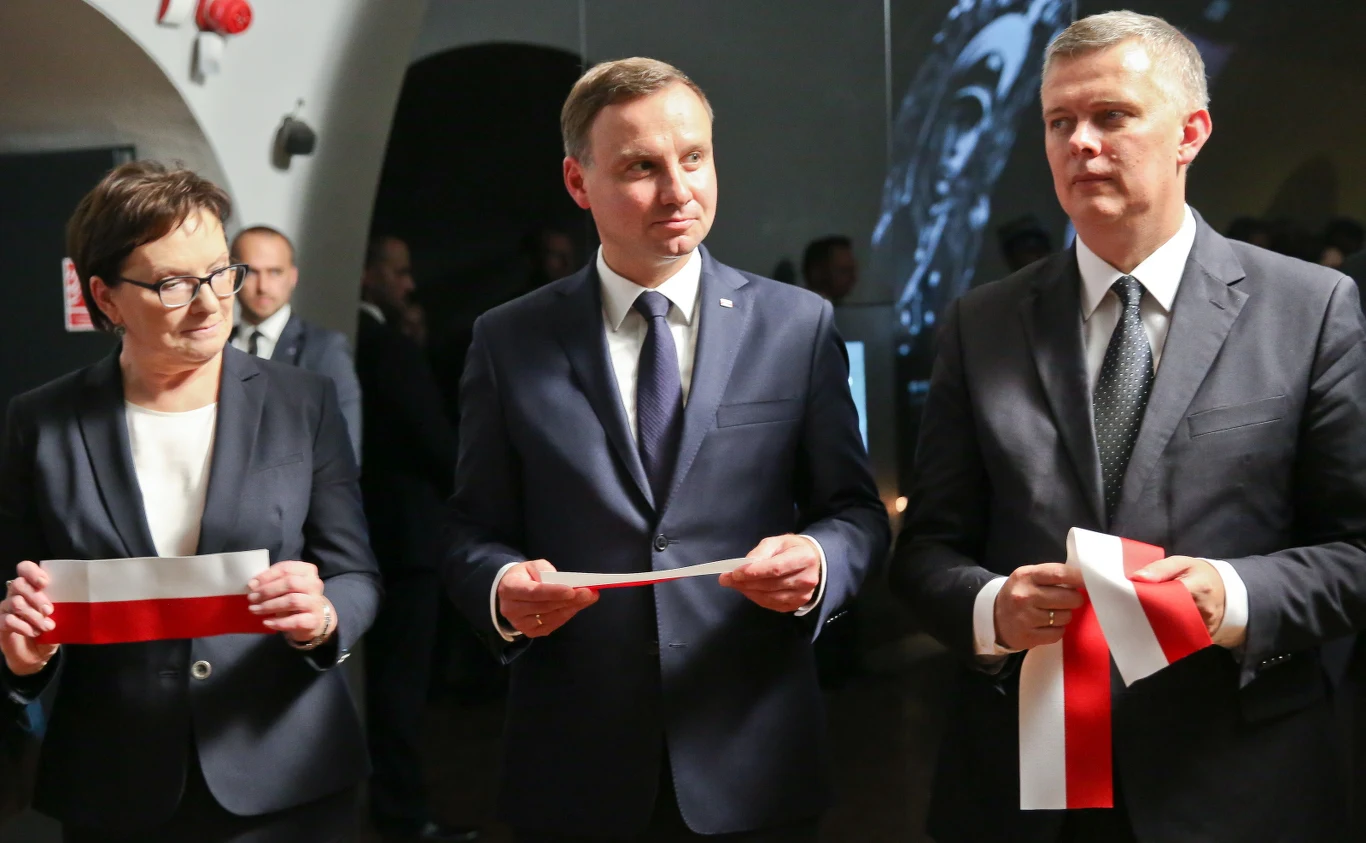 W oficjalnym otwarciu Muzeum Katyńskiego na Cytadeli Warszawskiej uczestniczyli wspólnie prezydent Andrzej Duda, premier Ewa Kopacza i minister obrony Tomasz Siemoniak W oficjalnym otwarciu Muzeum Katyńskiego na Cytadeli Warszawskiej uczestniczyli wspólnie prezydent Andrzej Duda, premier Ewa Kopacza i minister obrony Tomasz Siemoniak