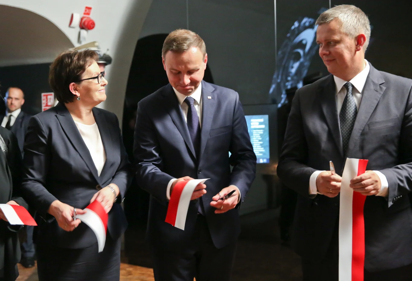 W oficjalnym otwarciu Muzeum Katyńskiego na Cytadeli Warszawskiej uczestniczyli wspólnie prezydent Andrzej Duda, premier Ewa Kopacza i minister obrony Tomasz Siemoniak W oficjalnym otwarciu Muzeum Katyńskiego na Cytadeli Warszawskiej uczestniczyli wspólnie prezydent Andrzej Duda, premier Ewa Kopacza i minister obrony Tomasz Siemoniak