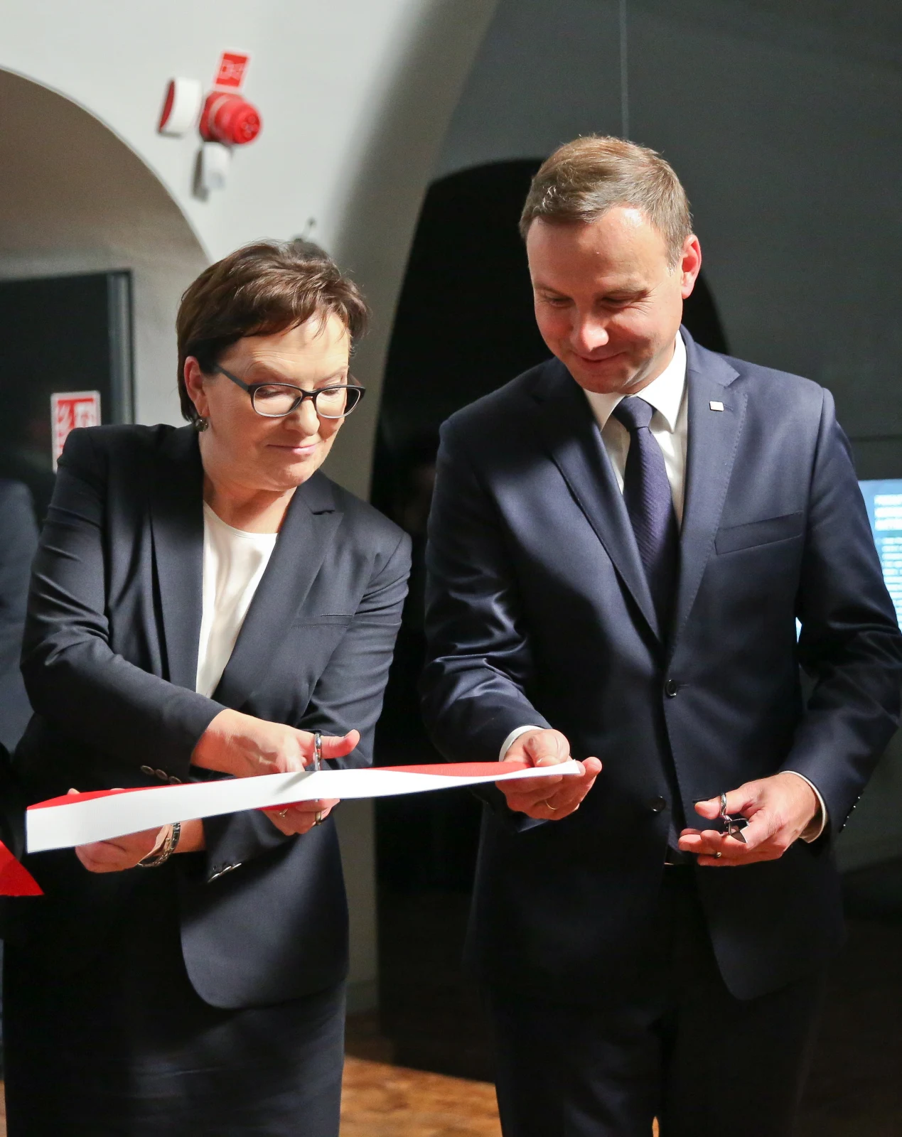 W oficjalnym otwarciu Muzeum Katyńskiego na Cytadeli Warszawskiej uczestniczyli wspólnie prezydent Andrzej Duda, premier Ewa Kopacza i minister obrony Tomasz Siemoniak W oficjalnym otwarciu Muzeum Katyńskiego na Cytadeli Warszawskiej uczestniczyli wspólnie prezydent Andrzej Duda, premier Ewa Kopacza i minister obrony Tomasz Siemoniak