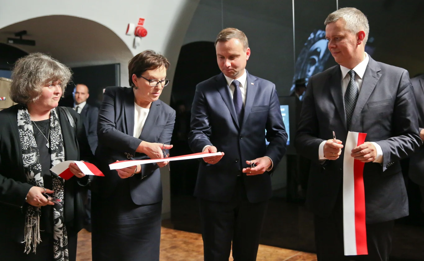 W oficjalnym otwarciu Muzeum Katyńskiego na Cytadeli Warszawskiej uczestniczyli wspólnie prezydent Andrzej Duda, premier Ewa Kopacza i minister obrony Tomasz Siemoniak W oficjalnym otwarciu Muzeum Katyńskiego na Cytadeli Warszawskiej uczestniczyli wspólnie prezydent Andrzej Duda, premier Ewa Kopacza i minister obrony Tomasz Siemoniak