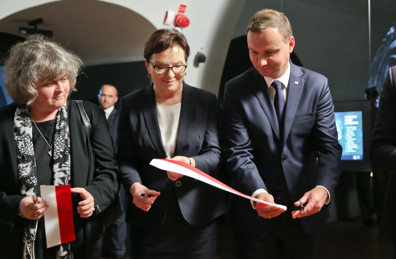 W oficjalnym otwarciu Muzeum Katyńskiego na Cytadeli Warszawskiej uczestniczyli wspólnie prezydent Andrzej Duda, premier Ewa Kopacza i minister obrony Tomasz Siemoniak W oficjalnym otwarciu Muzeum Katyńskiego na Cytadeli Warszawskiej uczestniczyli wspólnie prezydent Andrzej Duda, premier Ewa Kopacza i minister obrony Tomasz Siemoniak