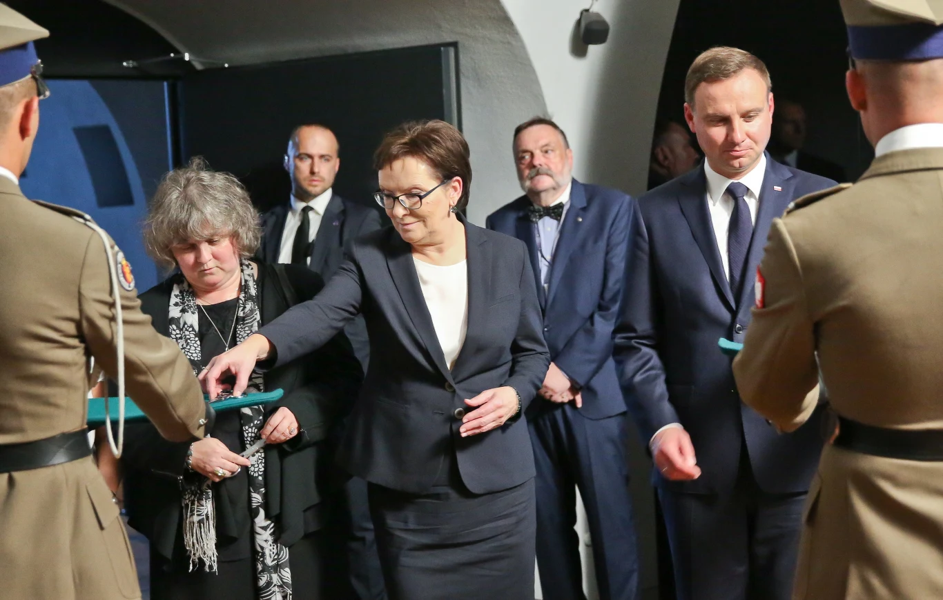 W oficjalnym otwarciu Muzeum Katyńskiego na Cytadeli Warszawskiej uczestniczyli wspólnie prezydent Andrzej Duda, premier Ewa Kopacza i minister obrony Tomasz Siemoniak W oficjalnym otwarciu Muzeum Katyńskiego na Cytadeli Warszawskiej uczestniczyli wspólnie prezydent Andrzej Duda, premier Ewa Kopacza i minister obrony Tomasz Siemoniak