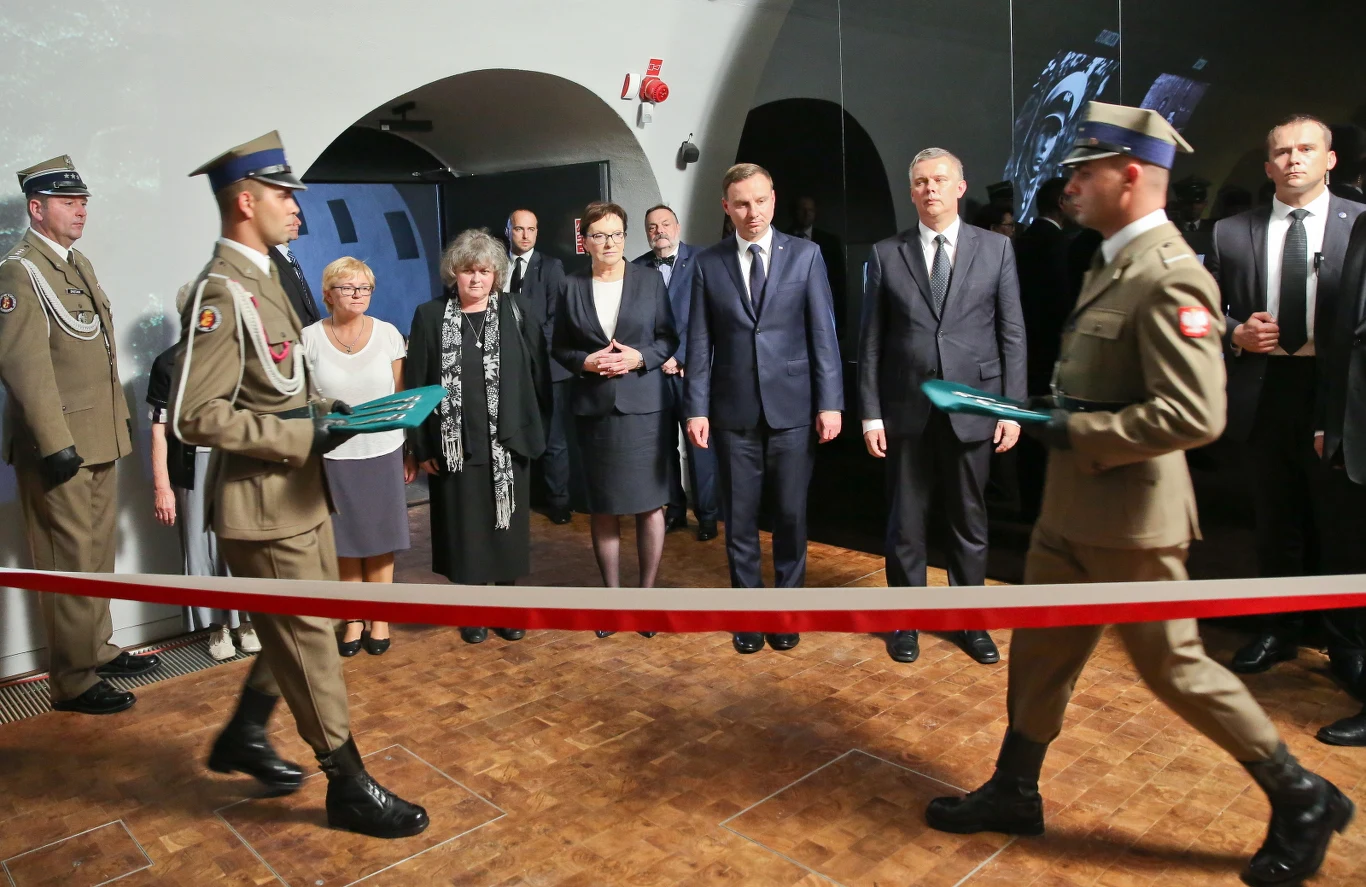 W oficjalnym otwarciu Muzeum Katyńskiego na Cytadeli Warszawskiej uczestniczyli wspólnie prezydent Andrzej Duda, premier Ewa Kopacza i minister obrony Tomasz Siemoniak W oficjalnym otwarciu Muzeum Katyńskiego na Cytadeli Warszawskiej uczestniczyli wspólnie prezydent Andrzej Duda, premier Ewa Kopacza i minister obrony Tomasz Siemoniak