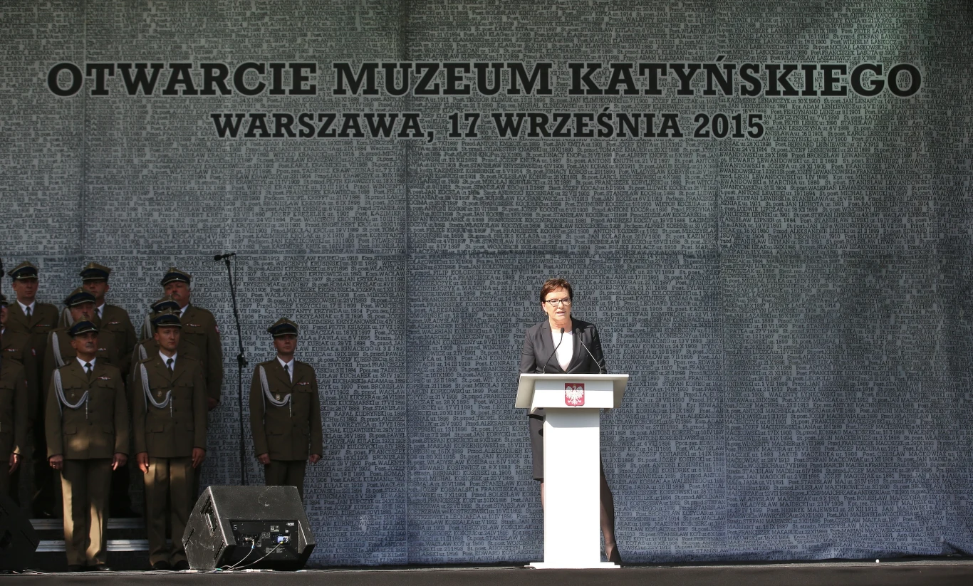 W oficjalnym otwarciu Muzeum Katyńskiego na Cytadeli Warszawskiej uczestniczyli wspólnie prezydent Andrzej Duda, premier Ewa Kopacza i minister obrony Tomasz Siemoniak W oficjalnym otwarciu Muzeum Katyńskiego na Cytadeli Warszawskiej uczestniczyli wspólnie prezydent Andrzej Duda, premier Ewa Kopacza i minister obrony Tomasz Siemoniak