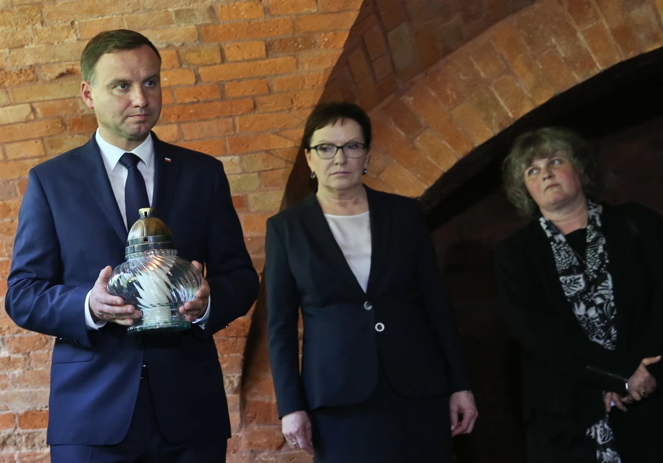 W oficjalnym otwarciu Muzeum Katyńskiego na Cytadeli Warszawskiej uczestniczyli wspólnie prezydent Andrzej Duda, premier Ewa Kopacza i minister obrony Tomasz Siemoniak W oficjalnym otwarciu Muzeum Katyńskiego na Cytadeli Warszawskiej uczestniczyli wspólnie prezydent Andrzej Duda, premier Ewa Kopacza i minister obrony Tomasz Siemoniak