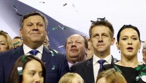 Jan Bury w towarzystwie partyjnych kolegów, ( z lewej: Janusz Piechociński, z prawej: Andżelika Mozdzanowska), zdj. z konwencji programowej PSL z 12.09.2015