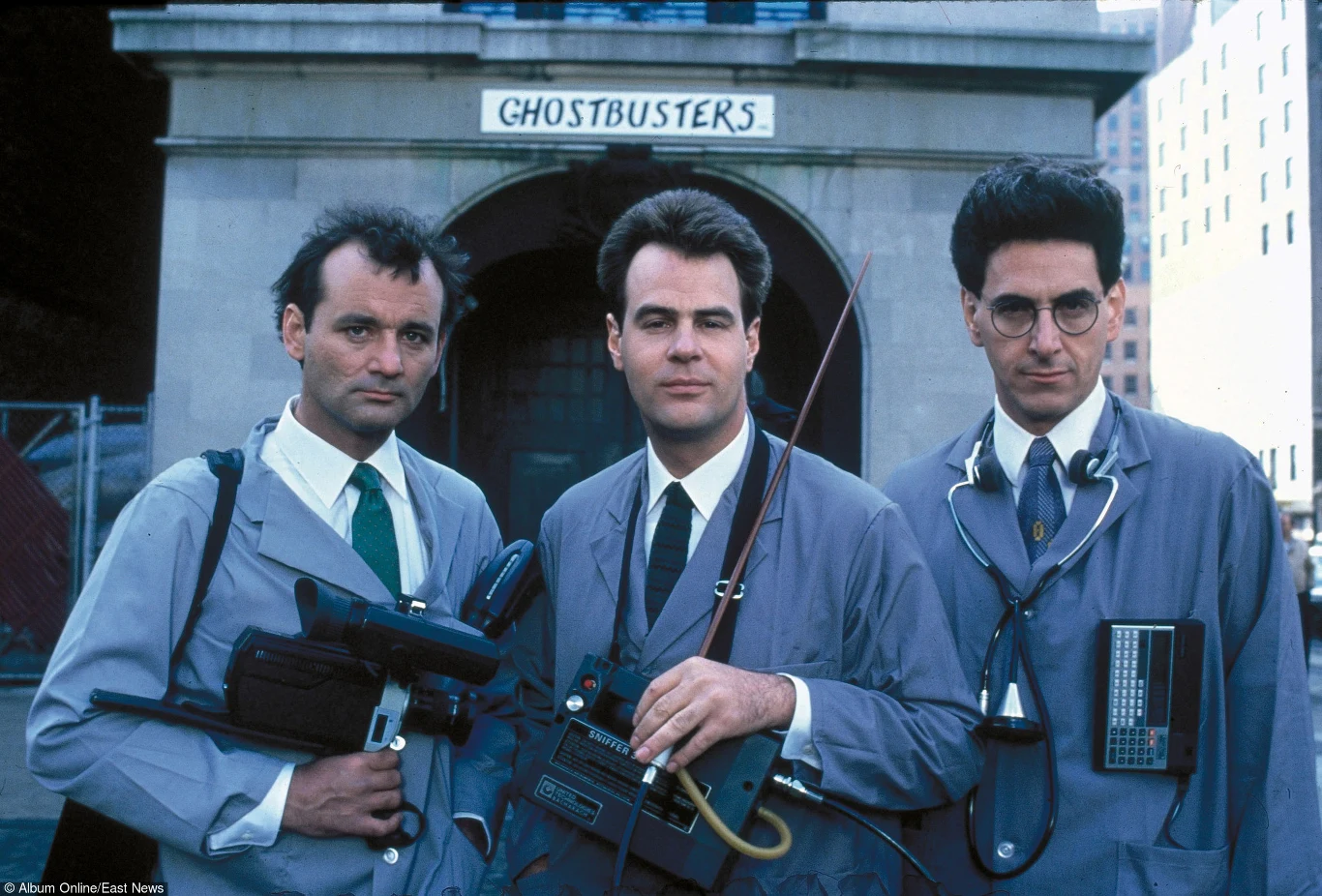 Jedną z niezapomnianych kreacji Bill Murray stworzył w filmie "Pogromcy duchów" (1984). Aktora oglądaliśmy także w sequelu, jednak Murray za nic w świecie nie chciał zgodzić się po latach na kolejny powrót do serii.

Gwiazdor został jednak namówiony przez reżysera "Ghostbusters 3" - Paula Feiga, który osobiście spotkał się z Murrayem. To właśnie sam aktor wpadł na pomysł , aby nowa ekipa "Pogromców duchów" była absolutnie sfeminizowana. Zaproponował nawet kandydatury Melissy McCarthy, Kristen Wiig, Kate McKinnon i Leslie Jones do głównych ról. Pomysł został zaakceptowany, a wyżej wymienione aktorki zakontraktowane.

Premiera filmu zaplanowana jest na 15 lipca 2016.

 