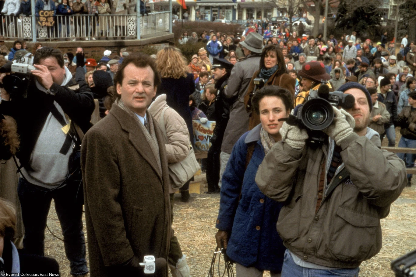 Z Haroldem Ramisem, reżyserem "Pogromców duchów", Murray spotkał się ponownie w na planie "Dnia świstaka" (1993). Aktor wcielił się tam w prezentera pogody Phila Connorsa, który wybiera się do miasteczka Punxsutawney, by, jak co roku, przeprowadzić relację z tytułowego Dnia Świstaka. Szybko zorientuje się jednak, że nie może opuścić nielubianego przez siebie miejsca. Co więcej, każdy kolejny dzień jest powtórzeniem poprzedniego.

Fraza "dzień świstaka" weszła do potocznego języka jako określenie sytuacji, która powtarza się w nieskończoność.