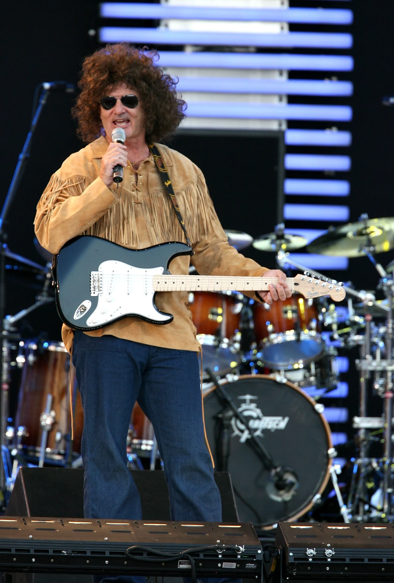 Nie zawsze chciał być aktorem. Co prawda także dzisiaj sprawia wrażenie, jakby występy w filmach były dla niego tylko odskocznią od ważniejszych rzeczy, jednak jeszcze w trakcie szkolnej edukacji Murray był liderem rockowego zespołu The Dutch Masters.

Jako wokalista objawił się w "Między słowami" Coppoli, gdzie wykonał w wersji karaoke piosenkę "More Than This" z repertuaru Roxy Music. Nie wiedzieć czemu na ścieżce dźwiękowej do filmu utwór ten figuruje na samym końcu albumu jako "ukryty numer".

Najważniejszym muzycznym występem Murraya jest jednak rola "mistrza ceremonii" w koncertowym przedsięwzięciu Erica Claptona - Crossroads Guitar Festival. Aktor wystąpił z gitarą na scenie podczas koncertu w 2007 roku, zapowiadając, że to jedyna piosenka, jaką potrafi zagrać i wykonał "Glorię" Van Morrisona.


 