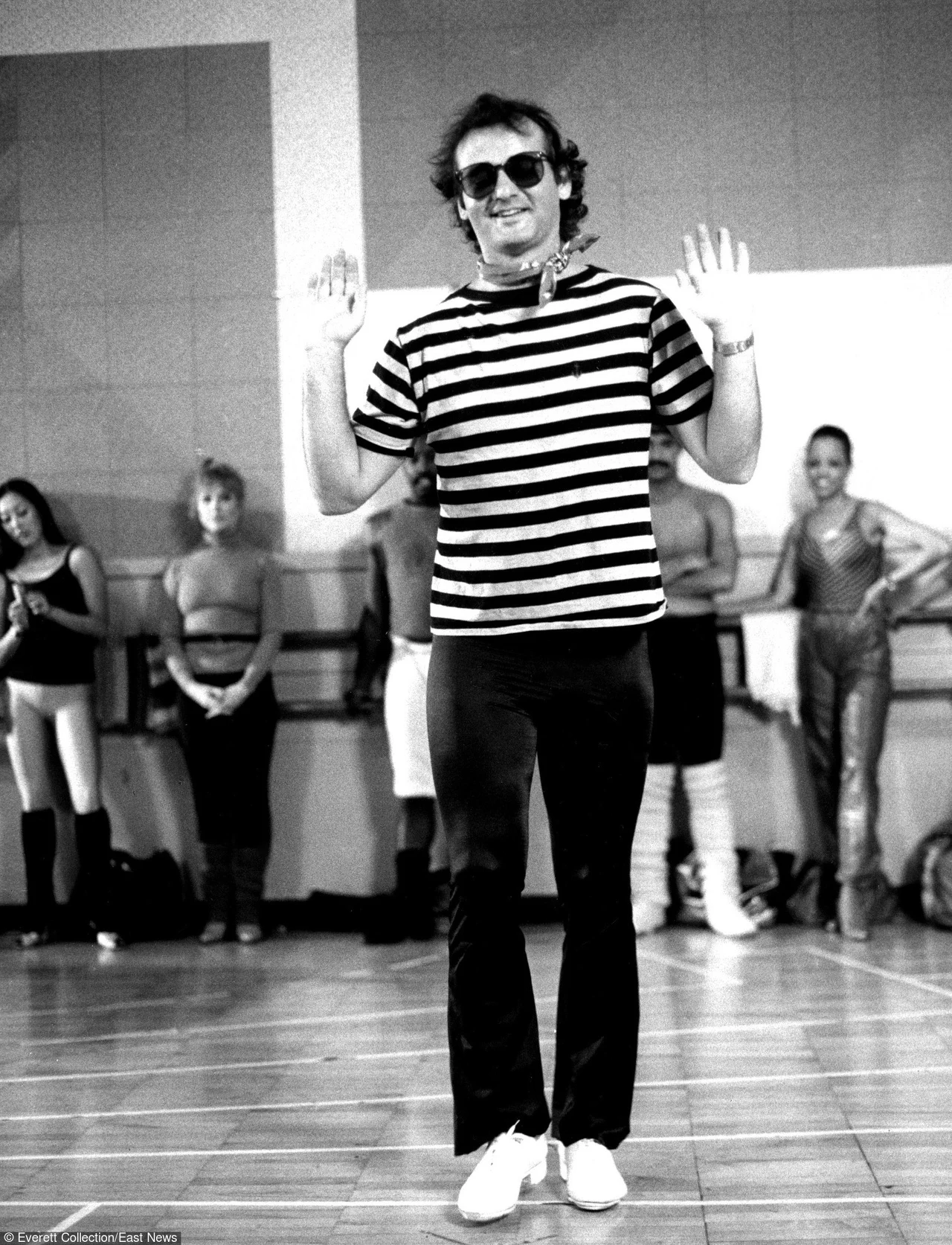 Dwie popularne produkcje: "Łowcy duchów" (1984) i "Dzień świstaka" (1993) oraz triumfalny powrót w filmie Sofii Copppoli "Między słowami" (2003) - te trzy tytuły to najważniejsze momenty w 40-letniej karierze Billa Murraya. Ale niekomercyjna sława tego najbardziej niekonwencjonalnego hollywoodzkiego aktora wykracza daleko poza kinowe role.

Nie wszyscy wiedzą, że Bill Murray debiutował przed publicznością w legendarnym programie satyrycznym "Saturday Night Live", który dla amerykańskiej telewizji był w latach 70. tym, czym "Latający cyrk Monty Pythona" w Anglii lat 60. 

Do programu skaperował go John Belushi - największa nadzieja amerykańskiej telewizji i kina. Murray zadebiutował w show w drugim sezonie na antenie, w 1976 roku, zastępując Chevy'ego Chase'a.

 