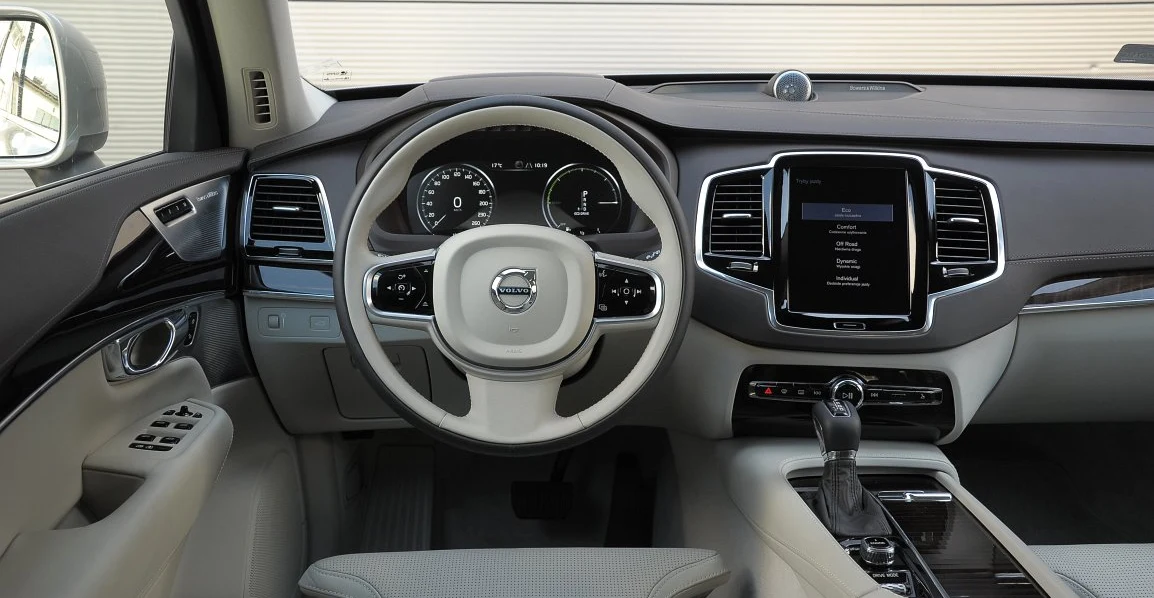 XC90 – pośrodku deski rozdzielczej: ekran dotykowy 9''. Kolejny (12,3'') wyświetla wskaźniki.