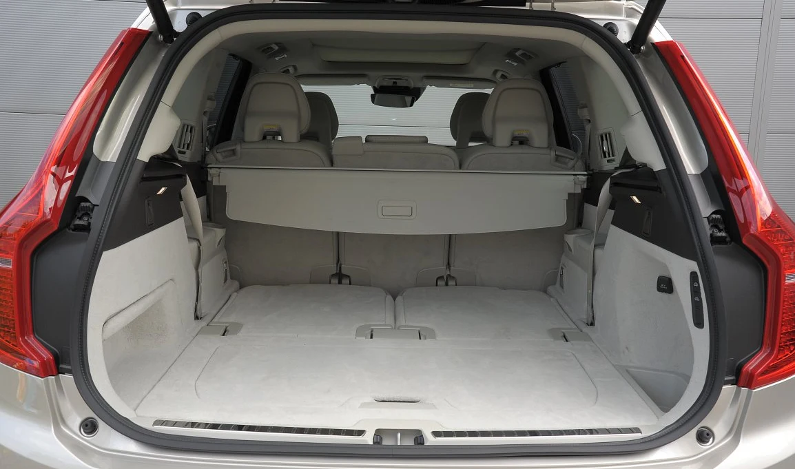 XC90 – za trzecim rzędem siedzeń bagażnik ma 310 l pojemności, za dwoma rośnie do 671, a maksymalnie mieści 1868 l.