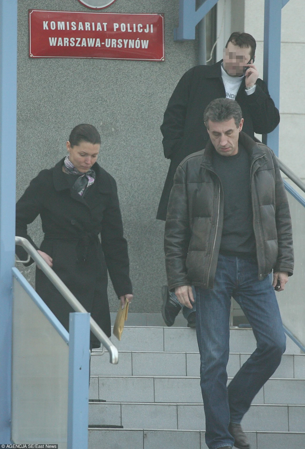 Ilona Felicjańska z byłym mężem wychodzi z komisariatu (2010 r.)