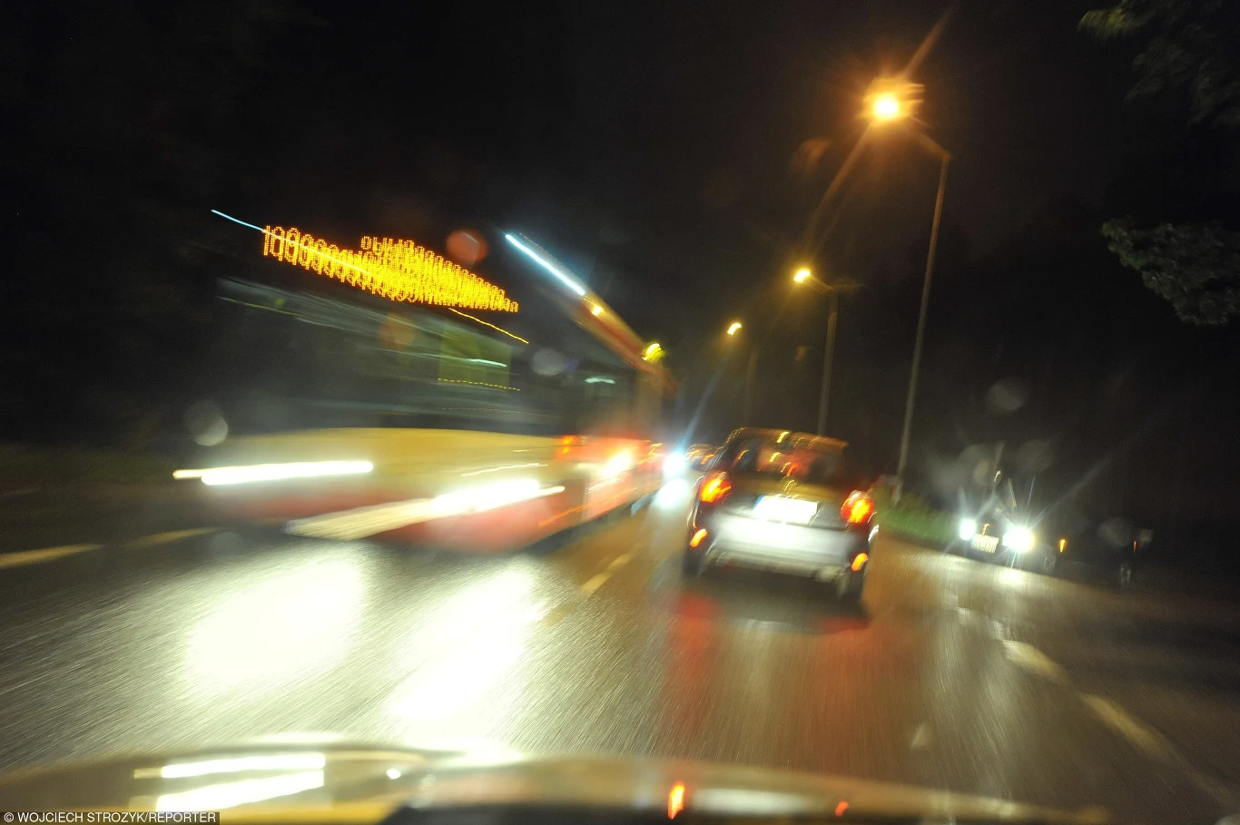 Ustawienie świateł warto skontrolować szczególnie teraz, przed sezonem jesienno-zimowym Ustawienie świateł warto skontrolować szczególnie teraz, przed sezonem jesienno-zimowym