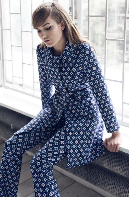Czyste linie i stylowe wykończenia to charakterystyczne cechy całej kolekcji Laura Guidi. Na twarz marki została wybrana top modelka Karolina Wąż, której niezwykłą uroda idealnie skomponowała się z całością kolekcji. Całość sesji została uwieczniona na zdjęciach przez utalentowaną fotografkę Aleksandrę Zaborowską Czyste linie i stylowe wykończenia to charakterystyczne cechy całej kolekcji Laura Guidi. Na twarz marki została wybrana top modelka Karolina Wąż, której niezwykłą uroda idealnie skomponowała się z całością kolekcji. Całość sesji została uwieczniona na zdjęciach przez utalentowaną fotografkę Aleksandrę Zaborowską