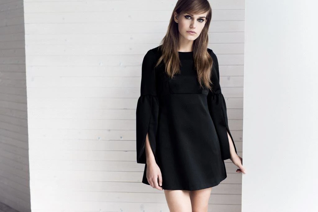 Czyste linie i stylowe wykończenia to charakterystyczne cechy całej kolekcji Laura Guidi. Na twarz marki została wybrana top modelka Karolina Wąż, której niezwykłą uroda idealnie skomponowała się z całością kolekcji. Całość sesji została uwieczniona na zdjęciach przez utalentowaną fotografkę Aleksandrę Zaborowską Czyste linie i stylowe wykończenia to charakterystyczne cechy całej kolekcji Laura Guidi. Na twarz marki została wybrana top modelka Karolina Wąż, której niezwykłą uroda idealnie skomponowała się z całością kolekcji. Całość sesji została uwieczniona na zdjęciach przez utalentowaną fotografkę Aleksandrę Zaborowską