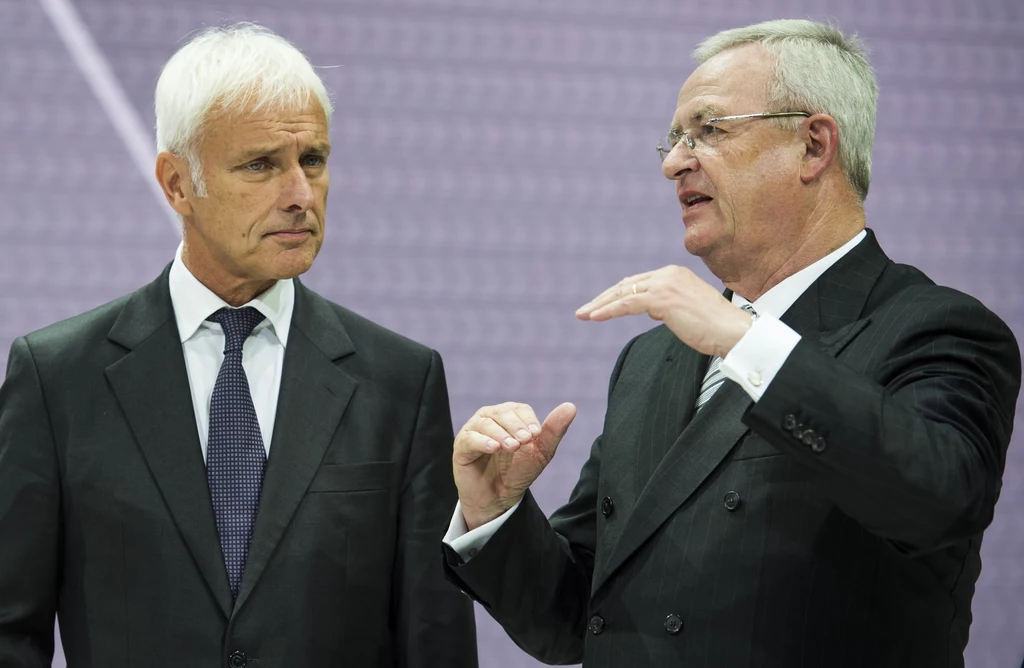 Prezes Volkswagena Martin Winterkorn (z prawej) i prezes Porsche Matthias Mueller. Czy Winterkorn straci stanowisko?