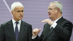 Prezes Volkswagena Martin Winterkorn (z prawej) i prezes Porsche Matthias Mueller. Czy Winterkorn straci stanowisko?