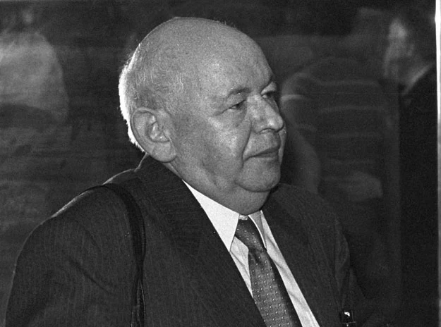"Jak mi wyjaśniono, pan Rymkiewicz zwolniony został, ponieważ jakość wyników jego badań oraz tempo pracy pozostają w bardzo jaskrawej sprzeczności z wymaganiami istniejącymi w każdej placówce naukowej" "Jak mi wyjaśniono, pan Rymkiewicz zwolniony został, ponieważ jakość wyników jego badań oraz tempo pracy pozostają w bardzo jaskrawej sprzeczności z wymaganiami istniejącymi w każdej placówce naukowej"