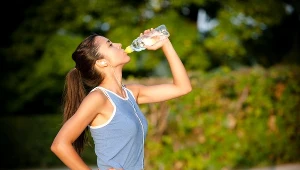 Kluczowe jest przyjmowanie odpowiedniej ilości płynów i właściwa dieta