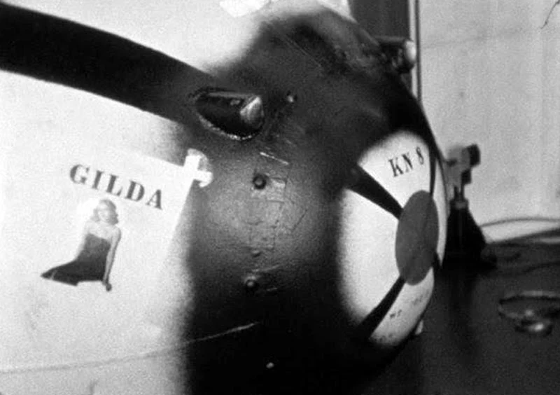 Kopia bomby Fat Man zrzuconej na Nagasaki z wizerunkiem Rity Hayworth 