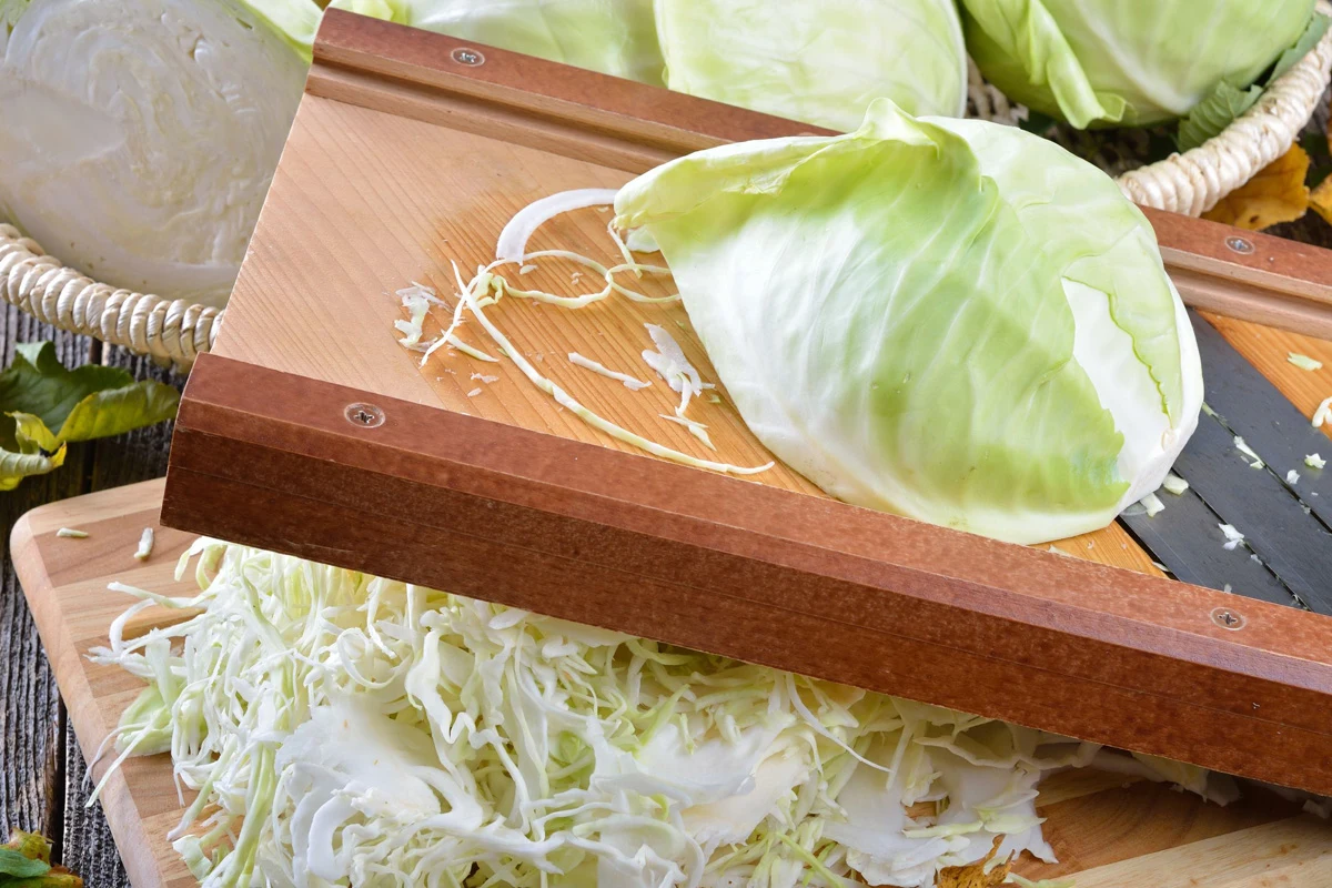 Kotlety z dodatkiem kapusty to jeden z tych przepisów, który zaskakuje smakiem i syci na długo.