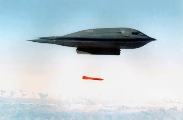 B-2 zrzuca bombę B61