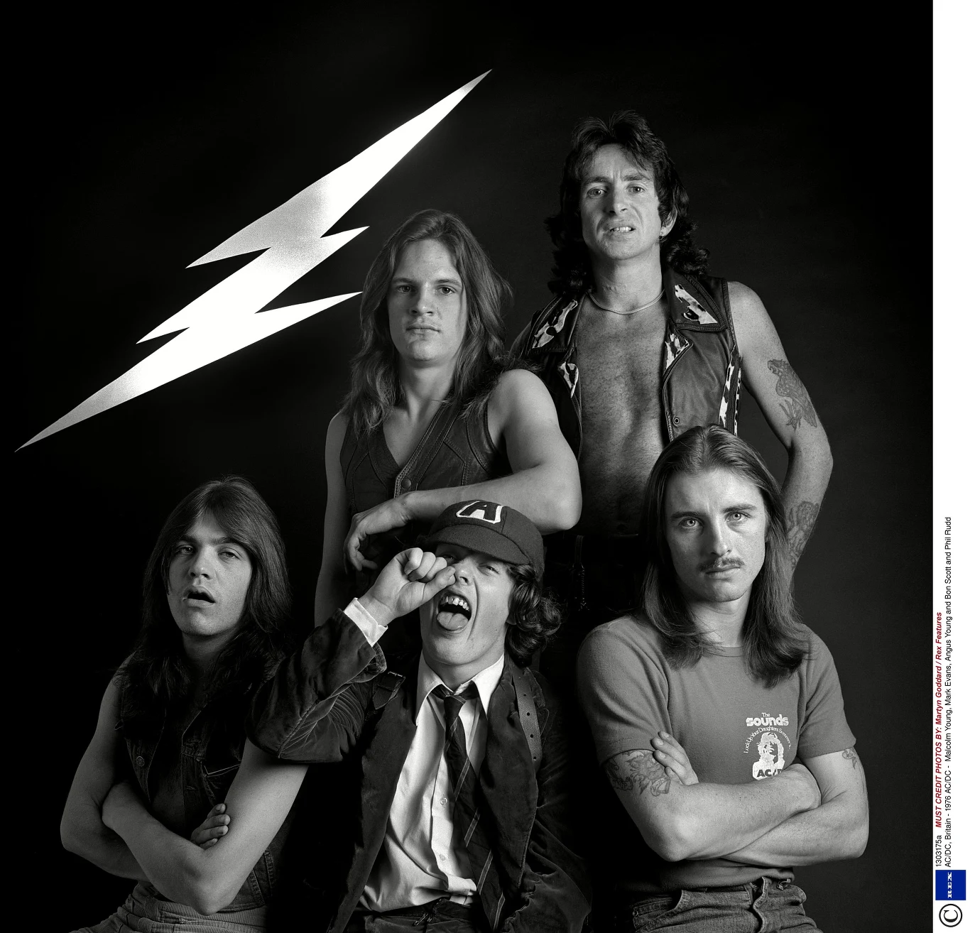 AC/DC w 1976 roku - Bon Scott drugi z prawej. 19 lutego 1980 roku Bon Scott po jednej z mocno zakrapianych imprez w londyńskim klubie Music Machine zasnął w samochodzie, odprowadzony przez towarzysza Alistaira Kinneara. Po nocy Kinnear wrócił do auta, w którym znalazł wokalistę niedającego oznak życia. W szpitalu, do którego zawiózł Scotta, lekarz mógł jedynie stwierdzić zgon rockmana. Przyczyną śmierci było zadławienie się wymiocinami na skutek zatrucia alkoholem. 33-letni wówczas frontman AC/DC słynął z mocno rozrywkowego trybu życia. "Spotkaliśmy wielu ludzi, piliśmy na umór i świetnie się bawiliśmy" - mówił rockman