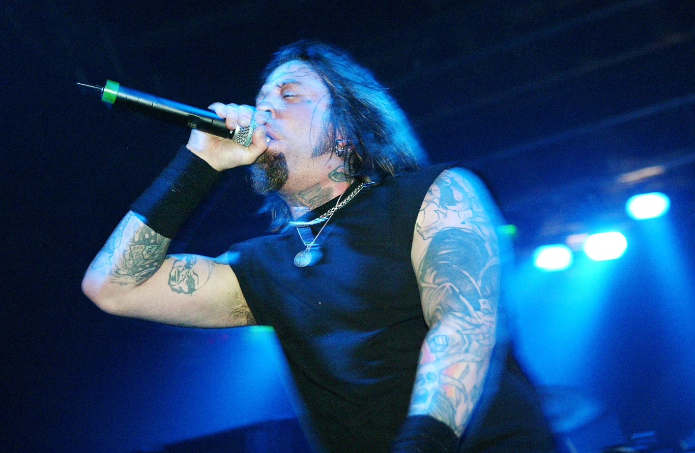 Następcą Williamsa w Drowning Pool w 2003 roku został Jason "Gong" Jones (na zdjęciu), jednak z zespołem nagrał tylko jedną płytę - "Desensitized". Kolejnym wokalistą został Ryan McCombs (2005-2011), którego zastąpił Jasen Moreno