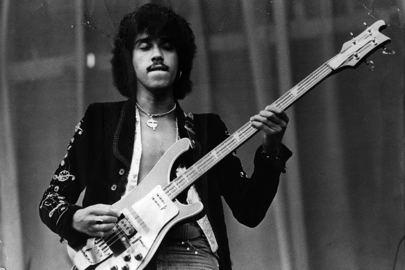 4 stycznia 1986 roku w szpitalu Salisbury zmarł Phil Lynott, wokalista i basista grupy Thin Lizzy. Walka o jego życie trwała 11 dni, niestety okazało się, że młody organizm nie poradził sobie z zapaleniem płuc i niewydolnością serca. Kłopoty zdrowotne (miał także chore nerki i wątrobę) spowodowane były nadużywaniem alkoholu i narkotyków. "Te dzieciaki powinny go kochać, ale nie jego styl życia. Narkotyki zabijają człowieka i nie chcę, aby inne matki cierpiały tak jak ja. Wypłakałam rzekę łez, a na świecie jest wiele matek, które też tego doświadczyły" - powiedziała Philomena Lynott dziennikarzom w 15. rocznicę śmierci syna