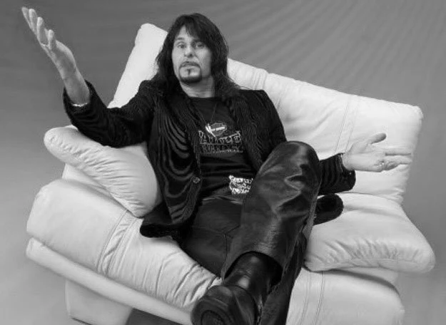5 października 2010 roku w Newadzie (USA) śmierć poniósł Steve Lee, 47-letni wokalista hardrockowej grupy Gotthard ze Szwajcarii. Muzyk, wraz z grupą innych motocyklistów (wśród nich była jego partnerka Brigitte Voss-Balzarini i Marc Lynn, basista Gotthard), zatrzymał się na poboczu drogi z powodu padającego deszczu. W trudnych warunkach drogowych przejeżdżający obok ciągnik siodłowy wpadł w poślizg i uderzył w pięć zaparkowanych motocykli. Jeden z nich potrącił Steve'a Lee. Mimo udzielonej mu pomocy przez wezwanych ratowników nie udało się uratować życia wokalisty