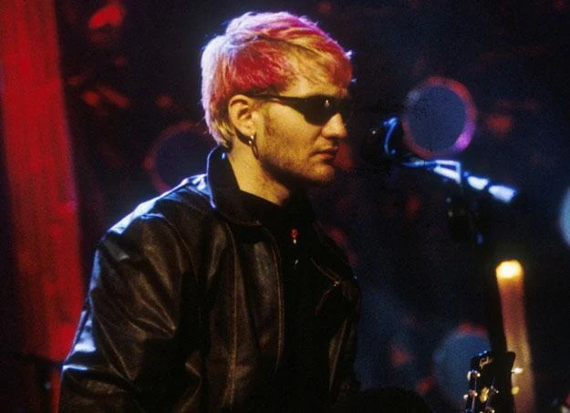 5 kwietnia 2002 roku zmarł Layne Staley, jedna z legend tak silnej wówczas sceny grunge. Przyczyną śmierci wokalisty Alice In Chains i Mad Season było przedawkowanie narkotyków: kokainy i heroiny, od której uzależnił się we wczesnych latach 90. Ciało 34-letniego muzyka znaleziono dopiero 19 kwietnia w jego mieszkaniu w Seattle. "To było jak najdłuższe samobójstwo na świecie" - wspominał zdruzgotany Sean Kinney, perkusista Alice In Chains 