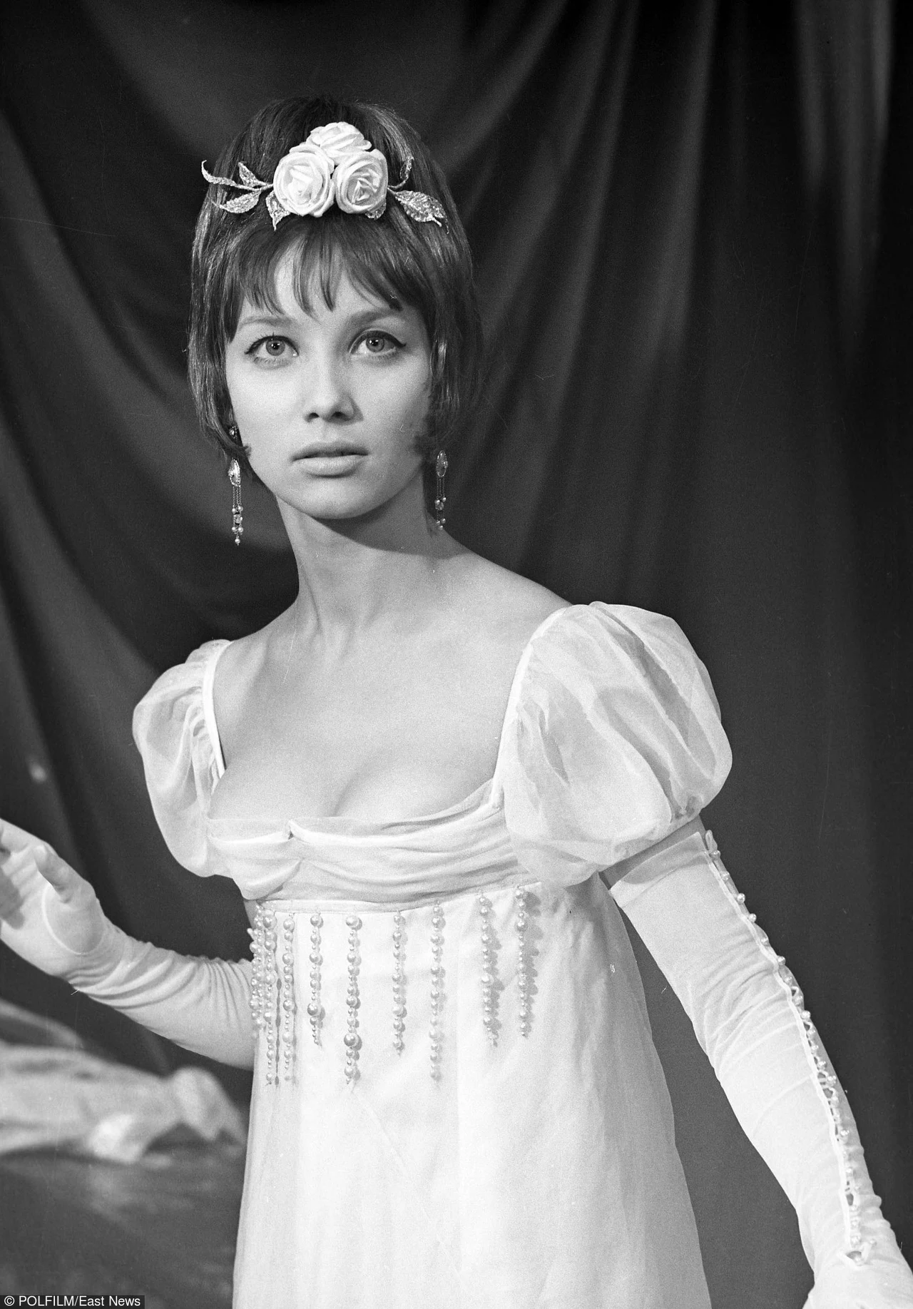 Głównymi bohaterami "Popiołów" mieli być "ludzie młodzi", zatem reżyser dał szansę debiutantom. Rafała Olbromskiego zagrał Daniel Olbrychski, a Krzysztofa Cedrę - Bogusław Kierc. Obaj byli wówczas studentami szkoły teatralnej. Księciem Gintułtem został niewiele starszy Piotr Wysocki, a Heleną - Pola Raksa (na zdjęciu), licząca wówczas 24 lata - czytamy w Internetowej Bazie Filmu Polskiego.