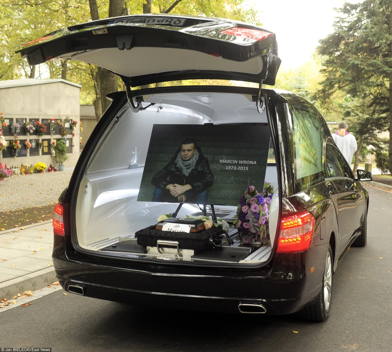 Bezpośrednio po mszy w Kościele Sióstr Wizytek specjalne autokary zabrały żałobników spod kościoła na Cmentarz Powązki Wojskowe w Warszawie. 

O godz. 13:30 spod bramy głównej Powązek Wojskowych wyruszył kondukt żałobny, który odprowadził prochy Marcina Wrony do miejsca wiecznego spoczynku.

 