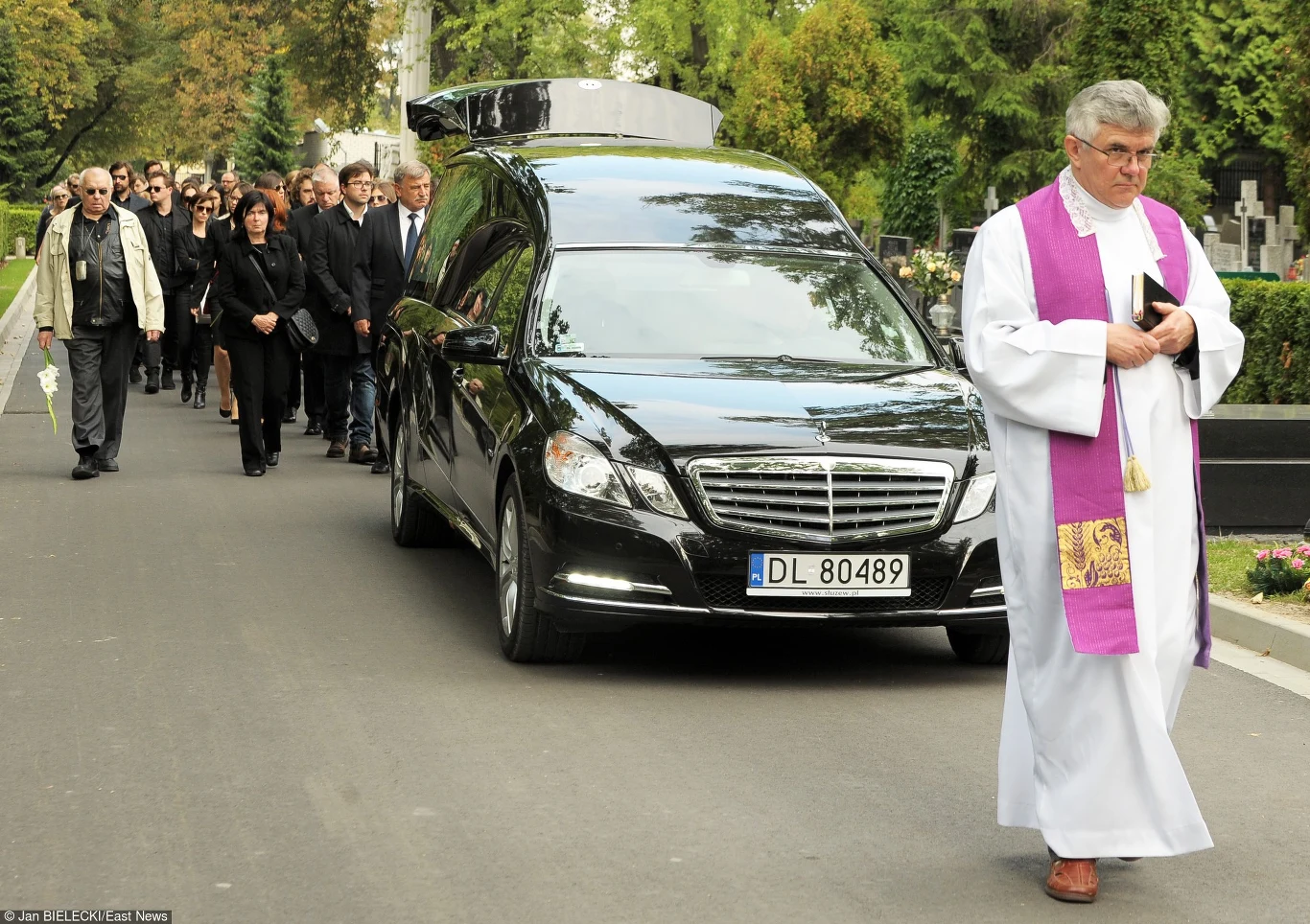 Kondukt żałobny poprowadził ksiądz Andrzej Luter. "Był w jego twórczości i w nim jakiś pesymizm" - mówił o zmarłym reżyserze duchowny.