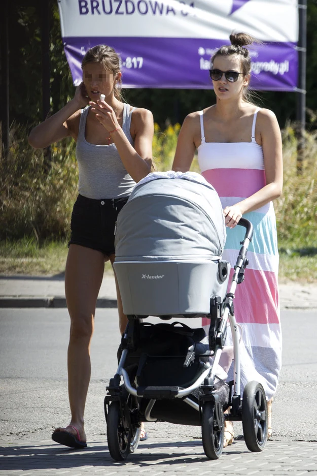 Paulina Krupińska na spacerzez z córeczką i koleżanką Paulina Krupińska na spacerzez z córeczką i koleżanką