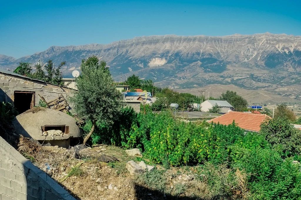 Lazarat, widok przez okno w ubikacji