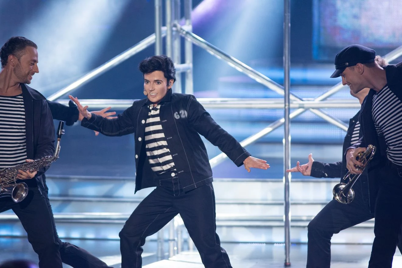 Elvis żyje? Tak - udowodniła to debiutująca  w roli mężczyzny Katarzyna Glinka. Zaśpiewała kultowy "Jail House Rock". - Kasiu, oczarowałaś mnie całą stylizacją, ponieważ fenomenalnie oddało to nastrój tamtych czasów, a ja przede wszystkim jestem fanem tej piosenki, więc nie potrafię powiedzieć złego słowa - mówił DJ Adamus.